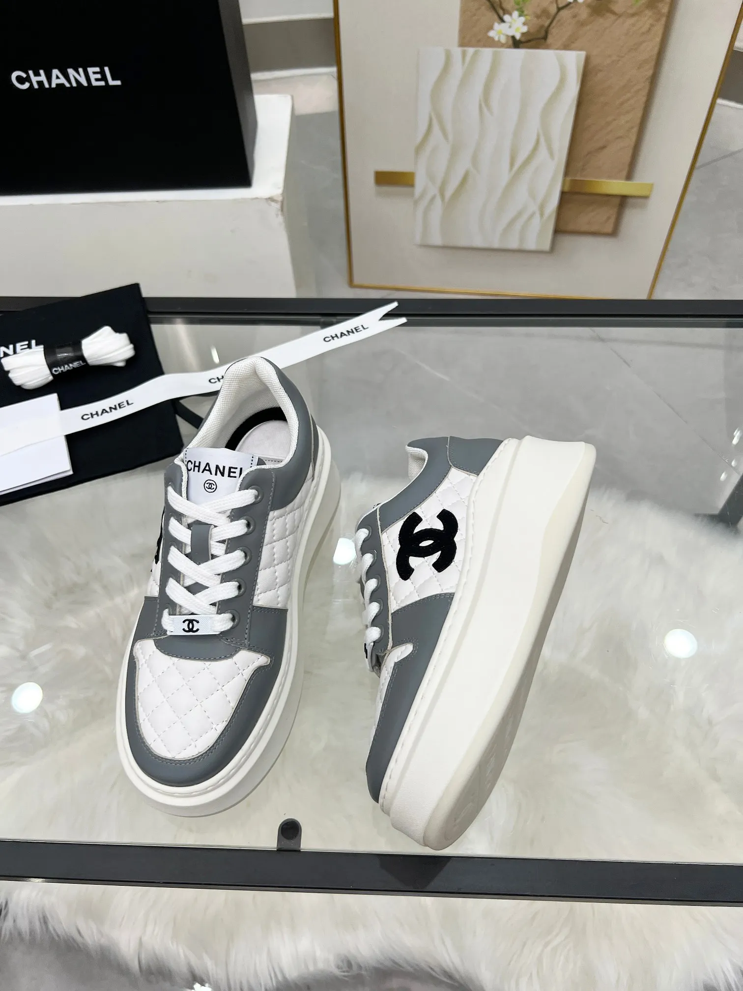 👟👟Ex-factory price 480👟👟 CHANEL 25C spring and summer new sports shoes official website is available at the same time ❤️ Counter out-of-stock kings. Major bloggers are recommending new styles on social days. This season’s new styles are simply eye-catching and look great on the feet. The casual casual sports style is refreshing and natural, interpreting Chanel’s fashionable femininity. The overall customization makes all sports models on the market at that time obsolete. This series is now available for sale! The upper is made of custom imported pebbled calf leather ➕ custom frosted calf leather. The lining is made of original one-to-one professionally customized mesh. Hardware accessories. Original full set of molds (not common in the market). Original custom molded TPU combination outsole. Height 4 cm. Women's size 35-39.